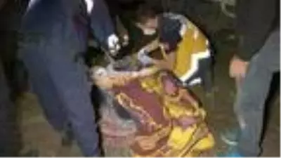 Yoldan çıkan kamyonet, toprak yığınına çarptı: 2 yaralı Yoldan çıkan kamyonet, toprak yığınına çarptı: 2 yaralı