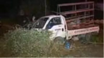 Yoldan çıkan kamyonet, toprak yığınına çarptı: 2 yaralı Yoldan çıkan kamyonet, toprak yığınına çarptı: 2 yaralı