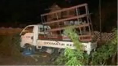 Yoldan çıkan kamyonet, toprak yığınına çarptı: 2 yaralı Yoldan çıkan kamyonet, toprak yığınına çarptı: 2 yaralı