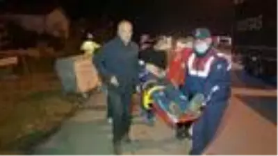 Yoldan çıkan kamyonet, toprak yığınına çarptı: 2 yaralı Yoldan çıkan kamyonet, toprak yığınına çarptı: 2 yaralı