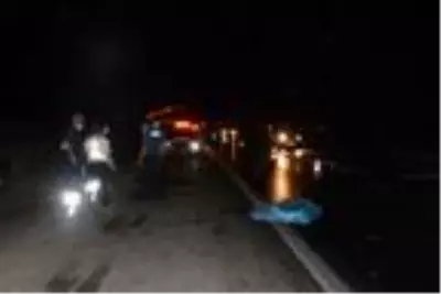 Yolun karşısına geçmek isteyen genç, çok sayıda aracın çarpması sonucu tanınmayacak hale geldi Yolun karşısına geçmek isteyen genç, çok sayıda aracın çarpması sonucu tanınmayacak hale geldi