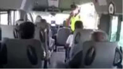 17 kişilik servis aracında 34 işçi taşıyan sürücüye para cezası verildi 17 kişilik servis aracında 34 işçi taşıyan sürücüye para cezası verildi