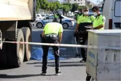 Turistin feci ölümü...Hafriyat kamyonunun altında kalan yabancı uyruklu kadın feci şekilde can verdi Turistin feci ölümü...Hafriyat kamyonunun altında kalan yabancı uyruklu kadın feci şekilde can verdi