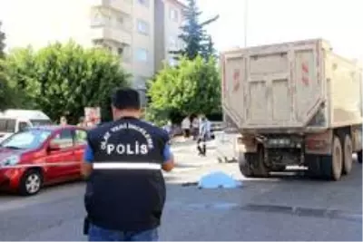 Turistin feci ölümü...Hafriyat kamyonunun altında kalan yabancı uyruklu kadın feci şekilde can verdi Turistin feci ölümü...Hafriyat kamyonunun altında kalan yabancı uyruklu kadın feci şekilde can verdi
