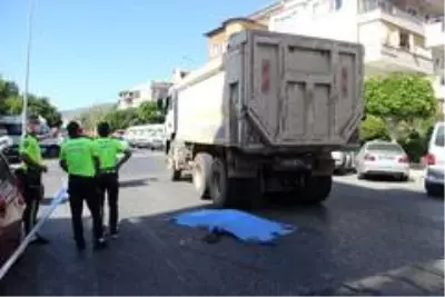 Turistin feci ölümü...Hafriyat kamyonunun altında kalan yabancı uyruklu kadın feci şekilde can verdi Turistin feci ölümü...Hafriyat kamyonunun altında kalan yabancı uyruklu kadın feci şekilde can verdi