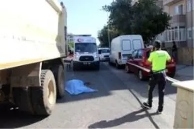 Turistin feci ölümü...Hafriyat kamyonunun altında kalan yabancı uyruklu kadın feci şekilde can verdi Turistin feci ölümü...Hafriyat kamyonunun altında kalan yabancı uyruklu kadın feci şekilde can verdi