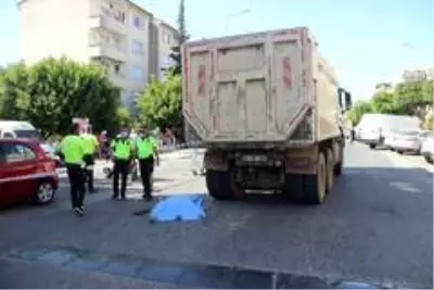 Turistin feci ölümü...Hafriyat kamyonunun altında kalan yabancı uyruklu kadın feci şekilde can verdi Turistin feci ölümü...Hafriyat kamyonunun altında kalan yabancı uyruklu kadın feci şekilde can verdi