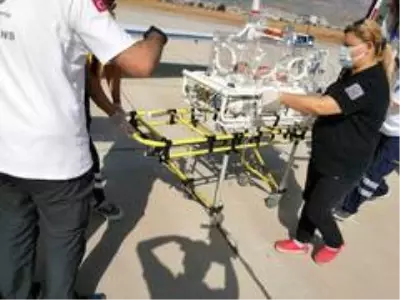 Ambulans uçakla bir günde iki bebek operasyonu Ambulans uçakla bir günde iki bebek operasyonu