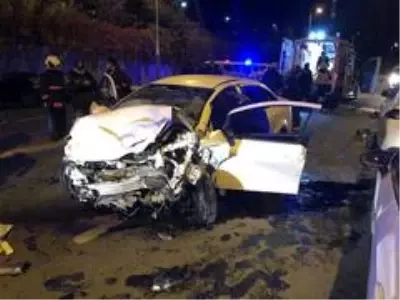 Ankara'da 2 araç kafa kafaya çarpıştı: 1'i ağır 5 yaralı Ankara'da 2 araç kafa kafaya çarpıştı: 1'i ağır 5 yaralı