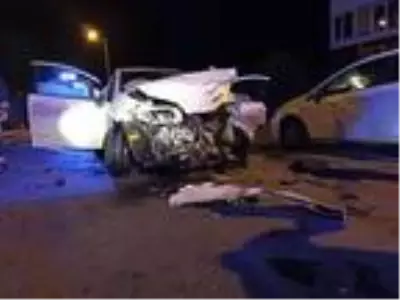 Ankara'da iki otomobil çarpıştı: 1'i ağır, 5 yaralı Ankara'da iki otomobil çarpıştı: 1'i ağır, 5 yaralı