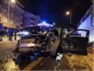 Ankara'da iki otomobil çarpıştı: 1'i ağır, 5 yaralı Ankara'da iki otomobil çarpıştı: 1'i ağır, 5 yaralı