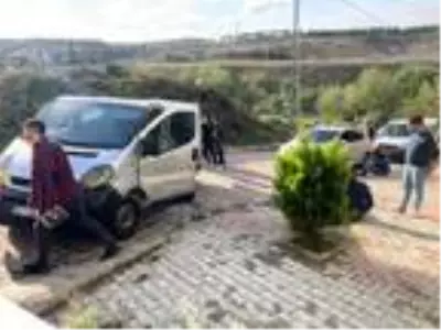 Arnavutköy'deki hırsızlık şebekesi polisin kovalamacası sonucu yakalandı Arnavutköy'deki hırsızlık şebekesi polisin kovalamacası sonucu yakalandı