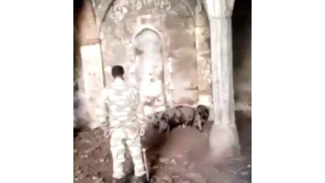 Azerbaycan askerleri Ermenilerin yaptığı alçaklığı gözler önüne serdi! Tarihi camiyi domuz ahırına çevirmişler Azerbaycan askerleri Ermenilerin yaptığı alçaklığı gözler önüne serdi! Tarihi camiyi domuz ahırına çevirmişler