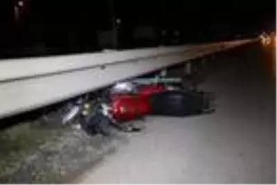 Başını demir bariyerlere çarpan motosikletin sürücüsü ağır yaralandı Başını demir bariyerlere çarpan motosikletin sürücüsü ağır yaralandı