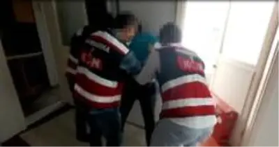 Baza altından uyuşturucu fışkırdı Baza altından uyuşturucu fışkırdı