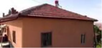 Aksaray Belediyesi, tavanı çökme tehlikesi olan eve tadilat yaptı Aksaray Belediyesi, tavanı çökme tehlikesi olan eve tadilat yaptı