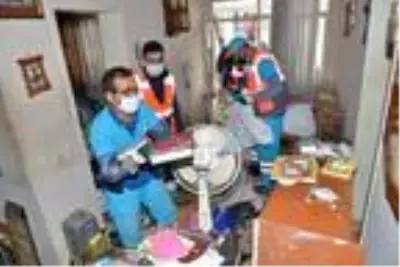 Bursa'da 3 katlı evden 3 kamyon çöp çıktı Bursa'da 3 katlı evden 3 kamyon çöp çıktı
