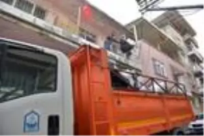 Bursa'da 3 katlı evden 3 kamyon çöp çıktı Bursa'da 3 katlı evden 3 kamyon çöp çıktı