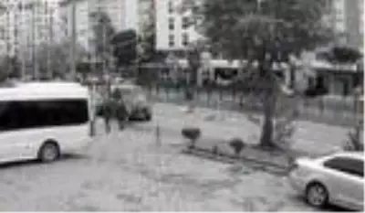 Bisikletli ve yayanın yaralandığı kaza kamerada Bisikletli ve yayanın yaralandığı kaza kamerada