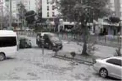 Bisikletli ve yayanın yaralandığı kaza kamerada Bisikletli ve yayanın yaralandığı kaza kamerada