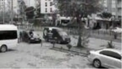 Bisikletli ve yayanın yaralandığı kaza kamerada Bisikletli ve yayanın yaralandığı kaza kamerada