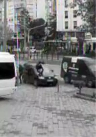 Bisikletli ve yayanın yaralandığı kaza kamerada Bisikletli ve yayanın yaralandığı kaza kamerada
