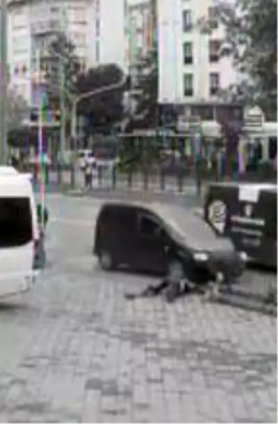 Bisikletli ve yayanın yaralandığı kaza kamerada Bisikletli ve yayanın yaralandığı kaza kamerada