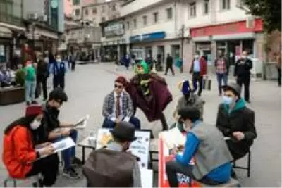 Pandemiye dikkat çekmek için tiyatro oyunu sahnelendi Pandemiye dikkat çekmek için tiyatro oyunu sahnelendi