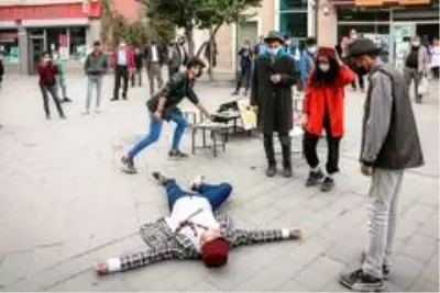Pandemiye dikkat çekmek için tiyatro oyunu sahnelendi Pandemiye dikkat çekmek için tiyatro oyunu sahnelendi