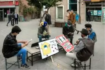 Pandemiye dikkat çekmek için tiyatro oyunu sahnelendi Pandemiye dikkat çekmek için tiyatro oyunu sahnelendi