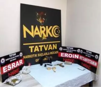 Bitlis'te uyuşturucu ve silah ele geçirildi Bitlis'te uyuşturucu ve silah ele geçirildi
