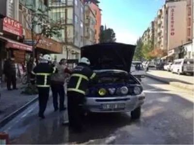 Park halindeyken alev aldı, esnaf ve itfaiye tarafından söndürüldü Park halindeyken alev aldı, esnaf ve itfaiye tarafından söndürüldü