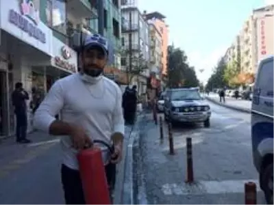 Park halindeyken alev aldı, esnaf ve itfaiye tarafından söndürüldü Park halindeyken alev aldı, esnaf ve itfaiye tarafından söndürüldü