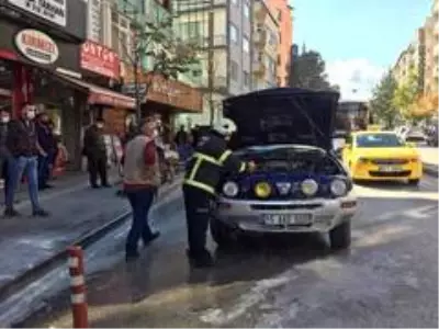 Park halindeyken alev aldı, esnaf ve itfaiye tarafından söndürüldü Park halindeyken alev aldı, esnaf ve itfaiye tarafından söndürüldü