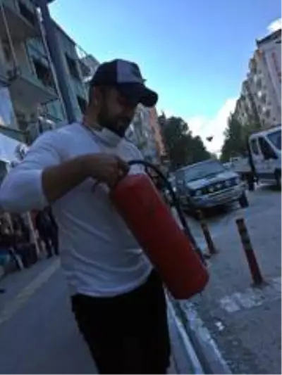 Park halindeyken alev aldı, esnaf ve itfaiye tarafından söndürüldü Park halindeyken alev aldı, esnaf ve itfaiye tarafından söndürüldü
