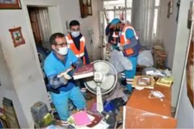 Bursa'da 3 katlı evden 3 kamyon çöp çıktı Bursa'da 3 katlı evden 3 kamyon çöp çıktı