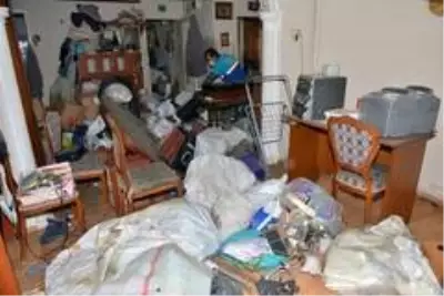 Bursa'da 3 katlı evden 3 kamyon çöp çıktı Bursa'da 3 katlı evden 3 kamyon çöp çıktı