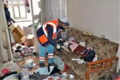 Bursa'da 3 katlı evden 3 kamyon çöp çıktı Bursa'da 3 katlı evden 3 kamyon çöp çıktı