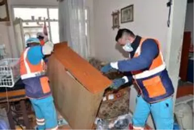 Bursa'da 3 katlı evden 3 kamyon çöp çıktı Bursa'da 3 katlı evden 3 kamyon çöp çıktı