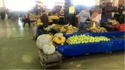 Çan pazarındaki 40 kiloluk kabak büyük ilgi gördü Çan pazarındaki 40 kiloluk kabak büyük ilgi gördü