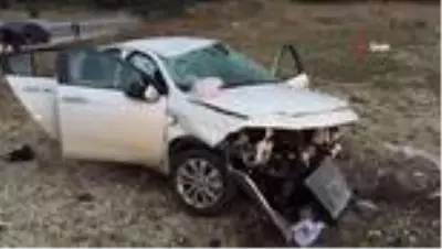 Çarpışan iki otomobil yol kenarına savruldu, sürücülerin burnu dahi kanamadı Çarpışan iki otomobil yol kenarına savruldu, sürücülerin burnu dahi kanamadı