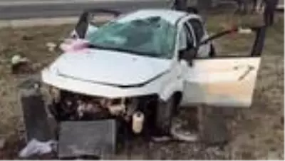 Çarpışan iki otomobil yol kenarına savruldu, sürücülerin burnu dahi kanamadı Çarpışan iki otomobil yol kenarına savruldu, sürücülerin burnu dahi kanamadı