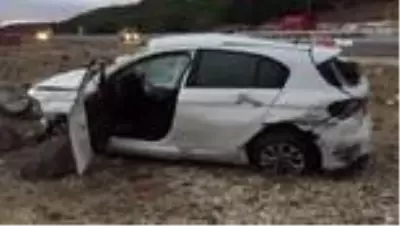 Çarpışan iki otomobil yol kenarına savruldu, sürücülerin burnu dahi kanamadı Çarpışan iki otomobil yol kenarına savruldu, sürücülerin burnu dahi kanamadı