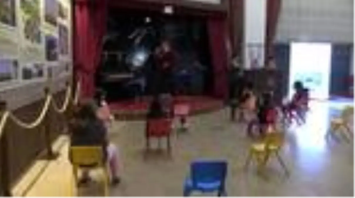 Çocuklar müzede müzik aletlerini tanıyor