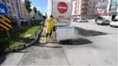 Çöp konteynerleri özel araçla dezenfekte ediliyor Çöp konteynerleri özel araçla dezenfekte ediliyor