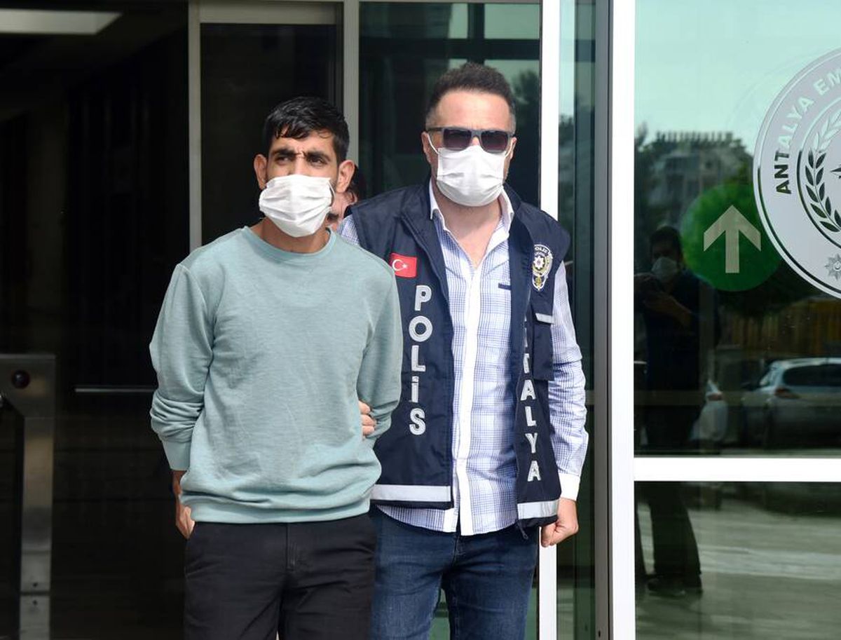 FETÖ yalanıyla vatandaşı dolandıran zanlı, parayı almaya geldiği banka şubesinde yakayı ele verdi