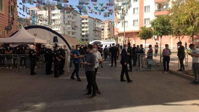 Diyarbakır'da, HDP'nin il ve ilçe binalarına polis operasyon! İlçe eş başkanları gözaltına alındı Diyarbakır'da, HDP'nin il ve ilçe binalarına polis operasyon! İlçe eş başkanları gözaltına alındı