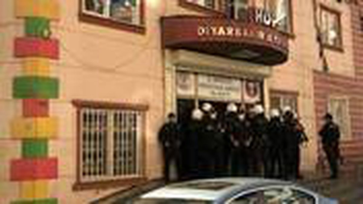 Diyarbakır'da, HDP'nin il ve ilçe binalarına polis operasyon! İlçe eş başkanları gözaltına alındı