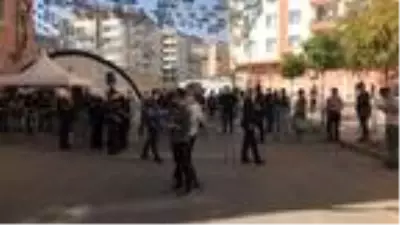 Diyarbakır'da, HDP'nin il ve ilçe binalarına polis operasyonu (1) Diyarbakır'da, HDP'nin il ve ilçe binalarına polis operasyonu (1)