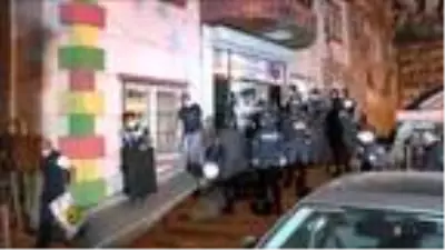 Diyarbakır'da, HDP'nin il ve ilçe binalarına polis operasyonu (5) Diyarbakır'da, HDP'nin il ve ilçe binalarına polis operasyonu (5)